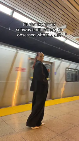 I love a strong shoulder that says “YES I am a ceo” #outfit #outfits #fitcheck #fashiontips #fitinspo 