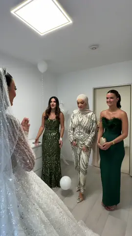 First look with besties 🤍#fypシ #hochzeit #firstlook #friends #besties #bestfriend #happy #cry 
