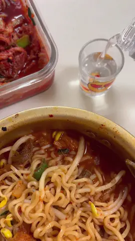 육퇴 후 김치 콩나물 라면 해먹기 (먹다 소주 깜)  ⠀⠀⠀⠀⠀⠀⠀⠀⠀⠀⠀⠀⠀⠀⠀  ⠀⠀⠀⠀⠀⠀⠀⠀⠀⠀⠀⠀⠀⠀⠀ #라면 #신라면 #김치콩나물라면 #간단요리 #틱톡푸드 #틱톡푸드투게더 #foodradio #koreanfood #food #요리 #자취요리 #해장라면 #콩나물 #콩나물라면 