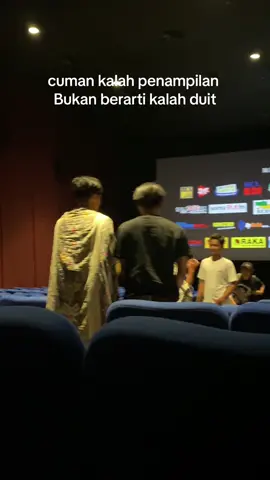 Penampilan mu tak seindah isi dompet kami🤪 #nontonbioskop#sarungan#santri #fyppp#bioskopindonesia 