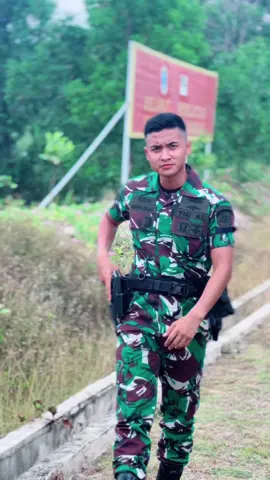 “Jangan hanya menjadi penonton di kisah hebat orang lain,kamu harus menulis kisah hebatmu sendiri.” BERJUANGLAH !  #jalesvevajayamahe #military #tentaraganteng #tnipolri #tnial #angkatanlaut #tentarahits #tniindonesia🇮🇩 #casis #casistnipolri #menembak #perbakin 