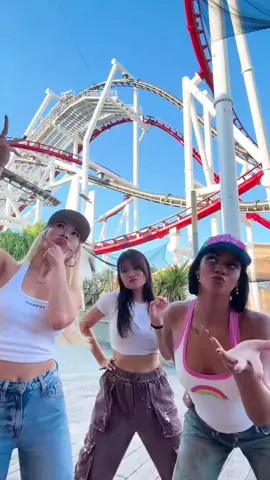 rollercoaster was a paid actor  with the girly girls @lingzhangx @kirstendodgen 🩷 lov u @Resorts World Sentosa 🌍 #universalstudios #crazy #lesserafim 