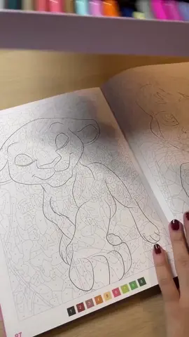 Descubre el misterio Disney✨ ¿Quién vio el directo completo haciendo este dibujo? 🖊️: Rotuladores acrílicos de @SHEIN @SHEIN Spain  #disney #disneymystery #disneymysterycolouring #disneymysterycoloringbook #coloring #coloringbook #fyp #foryou #viral #hachetteheroes #hachettedisney #descubreelmisterio #reyleon 