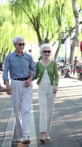 Vợ chồng em hạnh phúc bên nhau tuổi già #yeuthuong #trending #tiktokindia #xuhuong #tiktokvietnam🇻🇳 #codauxinhdep #chure #trending #tiktokindia 