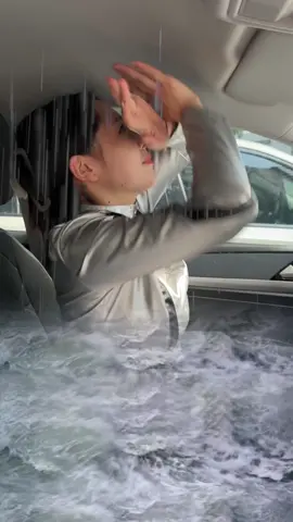 How to save yourself when your car falls into water? A life-saving video that you must watch#tiktok#howto#cartok#car#automotive #driving #skills #knowledge #fpy #fyp #tips #foryou #carsoftiktok