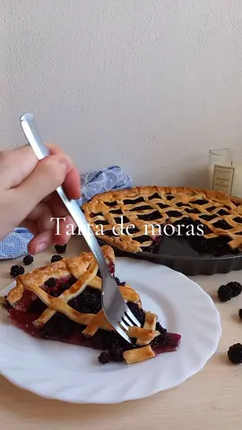 Tarta de moras 💜 Una de mis recetas favoritas para hacer en temporada de moras.  INGREDIENTES  - 2 láminas de masa quebrada - 500g de moras - 115g azúcar moreno  - 1/2 cucharadita canela - Mantequilla para el molde - 1 huevo - 1 chorrito de leche  ELABORACIÓN  1. Untar con mantequilla el molde  2. Poner una lámina de masa, darle la forma del molde y pinchar con un tenedor para evitar burbujas de aire 3. Hacer la mezcla de moras, azúcar y canela y añadir en el molde  4. Hacer tiras de grosor similar con la otra lámina y entrecruzarlas para formas un enrejado y apretar los bordes para unir las dos láminas  5. Recortar la masa restante  6. Pincelar con una mezcla de huevo batido y leche para que quede dorado 7. Hornear a 180°C unos 50 minutos o hasta que esté dorada (horno precalentado)  Esta tarta es de mis favoritas, queda buenísima y es súper sencilla Si queréis que quede crujiente la masa de debajo, antes de añadir el relleno, metedla en el horno unos minutos hasta que esté dorada  Receta original de canalcocina.es #tartademoras #piedemora #blackberrypie #mora #blackberry #postresfaciles #parati #fyp #viralrecipe 