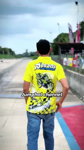 เมื่อเขาได้อันดับหนึ่ง แต่เขาไม่สามารถดีใจได้ เพราะรถแข่งไม่สามารถขี่กลับมาได้ สุดท้ายเมื่อรถแข่งถูกนำกลับมา นักแข่งแจ้งว่าน้ำมันหมด เท่านั้นแหละ น้ำตาของเขาก็ไหลออกมา ใช่ เขาอยากชนะและได้เวลาที่เขาต้องการแต่เครื่องยนต์มันต้องไม่พัง นี่แหละ ผู้ชายที่ชื่อ ช่างคูณราชาท่อข้าง #จุมพล #ช่างคูณราชาท่อข้าง #ต้นซาเล้ง #jumpholsetuptuner #ช่างฝีมือปัญจวิทยา #วัยรุ่นลาดสวาย #latswai #jumphol #channel #JumpholChannel 