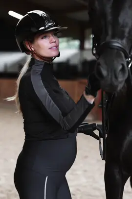 It’s giving MOTHER 🤌 Presenting our Maternity Breeches – now iavailable in a new color 🙌 #mayadelorez #equestrian #equestrianlife #horse #riding #pregnant 