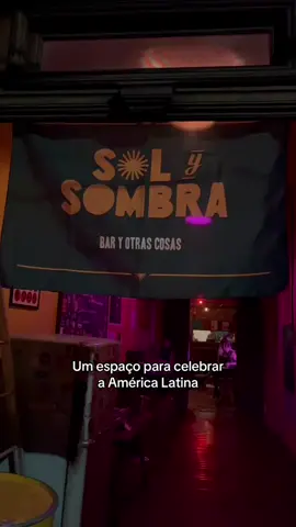 O @solysombrabar é um lugar bem especial que definitivamente conquistou a gente. A segunda unidade do bar está maior e tem um espaço bem bacana onde é possível dançar, jogar, bater papo e petiscar. O projeto é praticamente um centro cultural que celebra a cultura da América Latina e tem ótimas curadoria artística e gastronomia. Vale olhar a programação antes de ir porque os ritmos e os valores de entrada variam. Quando fomos, assistimos as apresentações de @sebastianismos e @malfeitona (e aparecem no vídeo).  Também achamos o público bem receptivo e é super possível interagir com pessoas desconhecidas. . Bebemos / comemos e recomendamos: Drinks: Del Norte R$28 Poligrese R$28 Comidas: Arepitas R$28 Sanduíche de Jaca R$24 #spafora #culturasp #saopaulo #fyp #dicassp #solysombra #barlatino #Cumbia #reggaeton #oquefazeremsp #comidamexicana 