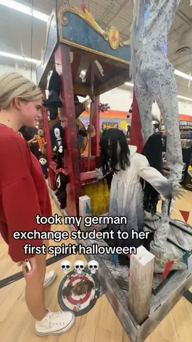 She wasn’t ready 😭 (via @SOPHIA🐆🥂🪩) #halloween #scary #prank 