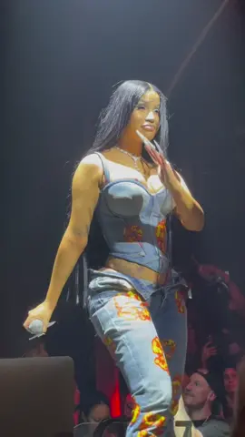 #CardiB with the dance moves 🔥🕺🏽 #cardi #offset #metroboomin #superheroes #heroesandvillains #metro #bardigang #youngmetro #dance #hiphop #couple #couplegoals 