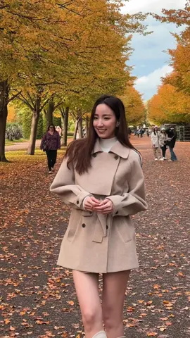 AUTUMN LOOK 🍂🍂 📍Outfit from Howdycoat - Jolie Coat  - Paddi Sweater - Milli Boots #howdycoat #howdyofficial #autumnlook #london #OOTD #TikTokFashion 