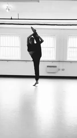 Good technique never goes out of fashion… Training technical POWERHOUSES 💪🏼🔥✨👏🏼 #dance #danceschool #danceacademy #dancer #training #leicester #studio 