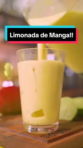 LIMONADA DE MANGA!! Cheffs, nesse calor, bora aprender essa receita de apenas 3 ingredientes! Você vai precisar de: -3 limões -3 mangas maduras -leite condensado  Modo de preparo: Corte, bata e peneire os limões. Depois, no liquidificador, coloque as mangas cortadas, junto com o suco dos 3 limões, adicione o leite condensado e 4 copos de água gelada. Bata tudo até obter uma mistura por igual, ajuste a doçura ou a consistência conforme o gosto, adicionando mais leite condensado ou água se necessário. Sirva com gelo para deixar bem refrescante. 🥤🍋 Pronto! SALVA o vídeo pra fazer depois! Hehehe #cheffotto #limonada #manga #suco #receita #receitafacil #receitacaseira #receitapratica 