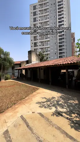 Respondendo a @Garage 2267 uma casa que podemos falar que é uma verdadeira chácara dentro da cidade de Goiânia, no coração do setor bueno, sao 1107m2 de lote e 362m2 de área construída! #goiania #casa #setorbueno 