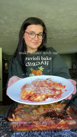 Ravioli bake for dinner tonight because I was feeling lazy 🙈#fyp #makedinnerwithme #cookdinnerwithme #easydinner #ravioli #MomsofTikTok 
