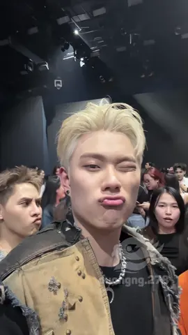 @Dương Domic Dưới sân khấu sơ hở là chu mỏ, lên sân khấu sơ hở là badboy. Chúc mừng bạn mình tốt nghiệp #duongdomic #trandangduong #anhtraisayhi #fypシ #viral