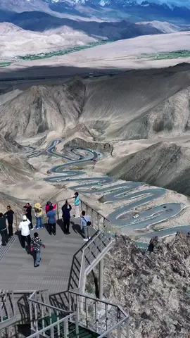 The Sky Road on the Pamir Plateau in Xinjiang, the Panlong Ancient Road, with a total length of 72 kilometers and more than 600 S turns