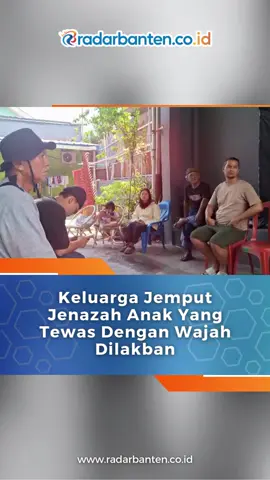 Keluarga anak yang ditemukan tewas dengan wajah dilakban sedang menjemput jenazah bersama personel Polres Cilegon, Rabu 19 September 2024. Korban diduga warga Jalan Kamboja, Kelurahan Ciwedus, Kecamatan Cilegon, Kota Cilegon.