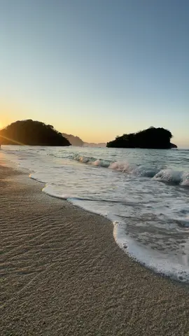 berisiknya ombak, bawa ketenangan 🙌🏻 #pantaimalang #malang #pantaitelukasmaramalang #fyp   #sunrise 