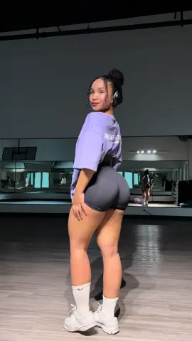 serving legs 🤭 tee @UPPPER + shorts @Gymshark code: BRIANA 💜 #gymgirl #legday #gymshark #upppergear 