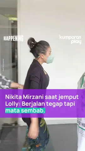 Ibu dari Lolly, Nikita Mirzani, terlihat berjalan tegap saat menjemput anaknya di apartemen yang berada di Bintaro, Kamis (19/9) siang. Mata Nikita terlihat sembab setelah berhasil menjemput anaknya. Nikita lalu bergegas masuk mobil tanpa memberikan pernyataan. Aset: kumparan #happening #update #entertainment #svf #nikmir #lolly #nikitamirzani #vadel