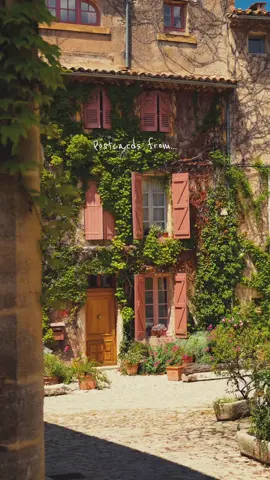 Who has to take you here on your next #French escape? 🇫🇷 By @adrianbaias 