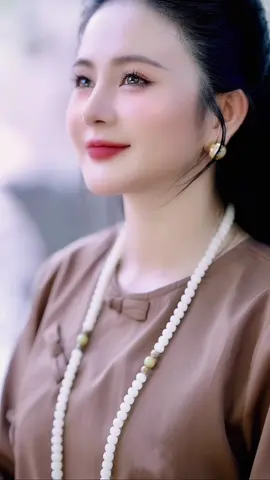 Con người vốn rất đơn giản, nhưng đôi khi cũng rất đáng sợ!   Một tấm lòng lương thiện thì bao dung được tất cả, một trái tim độc ác có thể hại vô số người.   Bình thường, tính toán với bạn bè thì mất đi tình cảm; Tranh chấp với người thân thì ân nghĩa không còn; Ganh đua với đồng nghiệp thì chuốc lấy đề phòng. Làm người, quá tinh quái kẻ khác sẽ lánh xa; Làm việc, quá khắt khe dễ khiến người oán thán.   Gặp chuyện gì cũng quyết đấu đến cùng, có chút lợi thì cố tranh cho bằng hết, cuối cùng cái mất đi là lòng người còn bản thân cũng trở nên hèn hạ. Làm người, khờ khạo một chút sẽ hạnh phúc, sống quá thông minh sẽ mệt mỏi. Nghĩ quá nhiều, tâm trạng dễ phiền muộn; quan tâm quá nhiều, dễ mẫn cảm đa nghi; bận tâm quá nhiều, dễ nghĩ đến được mất. Cơ hội tới, thì gắng sức tranh thủ làm cho thật tốt. Đối với những thứ không thể đạt được, thì có thể mỉm cười bỏ qua; tình cảm không thể với tới được, thì cũng có thể buông bỏ nhẹ nhàng. Khi đối diện với tiền tài lợi ích, biết khù khờ một chút sẽ không mất hòa khí; Khi ân nghĩa bị tính toán, khéo khù khờ một chút thì không thẹn với lòng; Lúc gặp phải thị phi, nếu khù khờ một chút sẽ không mang vạ lây. Con người không ai là hoàn mỹ, dù có kẻ ngưỡng mộ, có người đố kị nhưng trong sâu thẳm mỗi người đều hy vọng mình không vướng phải những thị phi giành giật. Xã hội hiện nay thật giả lẫn lộn, lòng người trắng đen khó đoán. Người thật sự có trí tuệ sẽ không sống quá khôn ranh, suốt ngày mưu toan các kiểu, mà tập lấy sự “khù khờ” để giữ gìn sự lương thiện và tránh xa những cuộc đấu tranh không hồi kết. Khù khờ là một loại độ lượng, dĩ hòa vi quý, có thể xem nhẹ mọi chuyện. Làm người, có thể tha thứ được cho ai thì nên tha thứ, có thêm một người bạn, chính là có thêm một con đường. Bao dung người khác, cũng là vì mình mà lưu giữ ân tình. Biển chứa trăm sông, bởi vì bao dung mà trở thành rộng lớn. Người có bao dung, thì mưu sự mới dễ thành. Bình thường hồ đồ một chút, cho người khác một khoảng không gian, cũng là cho mình một bầu trời rộng lớn. Đương nhiên, biểu hiện ra có thể hồ đồ, nhưng trong nội tâm cần rõ ràng minh bạch, lúc nào cũng phải điều chỉnh chính mình, phóng tầm mắt ra xa, đừng nhắm vào khuyết điểm của người khác, phải hiểu được chịu thiệt một chút mới đắc được những thứ to lớn. Thực ra cuộc đời một con người đơn giản như vậy đấy. Bạn vui một chút thì sẽ ít buồn hơn một chút. Bạn ngủ thêm một chút, khi tỉnh giấc rồi sẽ thấy sảng khoái hơn một chút. Làm một người đơn thuần nhất, thì sẽ trải nghiệm được quãng đời hạnh phúc nhất. Mặc kệ ngoài kia có những người lòng dạ đa đoan, ta cứ sống đơn giản như ta muốn. Bởi cuộc đời ngắn ngủi, biết vừa lòng thỏa chí mới thong dong; Cuộc sống bộn bề, biết khù khờ một chút mới tự tại…#dieuminhchau #phapphucdieuminhchau #CapCut 