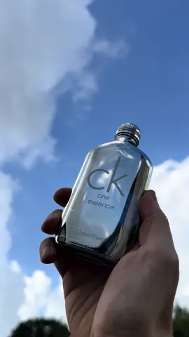 Per celebrare i 30 anni dell’inconfondbile fragranza CK One, ne è stata appena lanciata una nuova versione piu intensa: CK One Essence 🤩 grazie a @Douglas Italia @Calvin Klein @Skeepers Italia #prodottooffertodacalvinklein #calvinklein #fragrances  