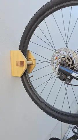 Projeto de hoje feito com ferramentas básicas!! #bicicleta #ferramentas #facildefazer #cupimbanguelo #ciclista #pinus #palettes #bike #facavocemesmo #carpinteria #feitoamao #borapedalar 