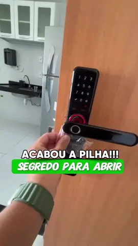💡 **Dica extra:** Todas as fechaduras digitais avisam quando a pilha está prestes a acabar, então realize a troca imediatamente 🔋 🔑 **Mas, se isso acontecer**, neste vídeo vou te ensinar como destravar a fechadura digital **sem chave de emergência**, usando uma bateria externa.  🏡 **Acesse sua casa** de forma rápida e segura, mesmo em situações inesperadas! Já conhecia essa solução ⁉️ #fechaduradigital #segurançaresidencial  #comofazer #dica #ensinar  #belemdopara #ananindeua #intelbras 