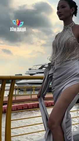 Sàn dài gió mạnh này mà chị chơi luôn gần 3 bận thương ghê #vietnaminternationalseafashionfestival #xomdramatv #hoahau #xomdrama #jyp #showbizviet #hoangthuy #ahauhoangthuy 