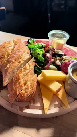 Unser Besuch in der @brauerei_kuerzer : Ein tolles Erlebnis mit einer gigantischen Bauernplatte als Vorspeise und dem einzigartigen Hamburger No.2 mit Preiselbeer-Marmelade als Highlight! 🍖🍔 Nachtisch gibt nur flüssig 😜 -Tradition trifft auf Moderne! 🍻 Absolute Empfehlung! #FoodArena #BrauereiKürzer #FoodExperience #düsseldorf #brauhaus #düsseldorffood #food #Foodie 