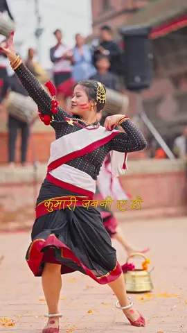 Captivated by the grace of this beautiful Newari girl in  traditional dress, performing live at the vibrant Indrajatra, the biggest jatra of Nepal! 🌸✨ I just can't help but share more of her mesmerizing talent. Enjoy!  In frame @p4lsxxn Song : Furfuri by @kumasagar_ #indrajatra  #newariculture  #nepal #newa #newaridance #karmesh #furfuri #newariculture #proudtobenewar 