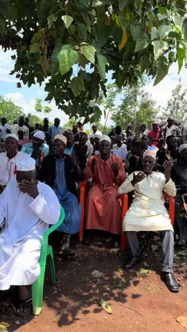 Reciting some Qur’an and making duaa with some of the wonderul community in very rural Uganda Alhamdulillah!  #fyp #foryou #foryoupage #explore #travel #islam #pray #uganda #charity #kampala #oops_alhamdulelah #سبحان_الله #africa #quran #food #aid #rice #beans #kamuli #sugar #masjid #mosque #salah #muslim #water #waterwell 