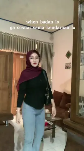badan sekecil ini berkelahi dgn nmax 😭