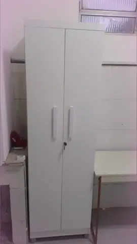 Montagem de armário multiuso com chaves 