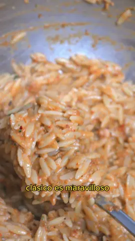 cómo dices Diego??? que yo, persona aleatoria adicta al pesto, estoy a punto de descubrir mi nueva salsa de pasta favorita, que es simplemente otro tipo de pesto??? pues que fuerte!!! ✔️ INGREDIENTSSSSS * 120 g de tomates deshidratados * 35 g de almendras * 1 cucharilla de chiles secos * 40 g de parmesano o grana padano * 2 dientes de ajo  * 2 ramilletes de albahaca * 1 chorro de AOVE * Pimienta negra al gusto * Pizca de sal #Receta #recetas #pesto #pasta #cocinaitaliana #comidaitaliana #recetafacil #recetasfaciles #cocina #cocinar #comida #comer 