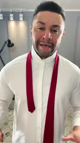 Detalhes de uma alinhamento de uma gravata no seu visual.  O comprimento da gravata  deve tocar levemente o topo do seu cinto, sem passar muito disso. Ela não deve ficar curta, deixando o cinto exposto, nem longa de mais ultrapassando toda fivela do cinto.  A posição da gravata deve estar centralizada e reta no meio do peito.  O nó de gravata deve estar ajustado a altura da gola da camisa, sem deixar folga entre o colarinho e o nó. . . . . #manfashion #estilomasculino #modamasculina #searrumar #intenção #estrategia #modacasualmasculina #homemelegante #lookmoderno #lookinspiração #outfitinspiration #outfitstyle #estilodevida #roupamasculina #girl #fashionman #roupas 