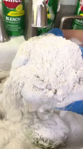 Bro lets all agree to please ignore the first dry powder squeeze in the beginning of the video, Im begging 😭 #spongetok #CleanTok #fyp #viral #spongesqueezingasmr #spongesqueezing #bleach #cleaningtiktok #comet #powdersqueezes #sponge 