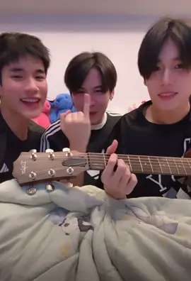 ง้อ : Fourth x Satang x Phuwin 🎵🤭 #ง้อวchallenge #risermusic #fourthnattawat #phuwintang #satangks #gmmtv #ติ่งกับtiktok #เพลงฮิตtiktok #บันเทิงtiktok #โฟร์ทณัฐวรรธน์ #สตางค์กิตติภพ #ภูวินทร์ตั้งศักดิ์ยืน @Fourth @phuwintang @satangks @RISER MUSIC 