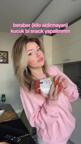 kizil mercimek makarnasi oldugu icin daha saglikli daha da az kilo aldirir 🥲 tuz,biber,sarimsak pudrasi, farkli farkli baharatlar ekleyip naneli yogurtla yiyinn tadi mukemmel dereceyi 200de veeeee disleriniz cok agirmasin diye cok bekletmeyin sert olmasin afiyettt olsun