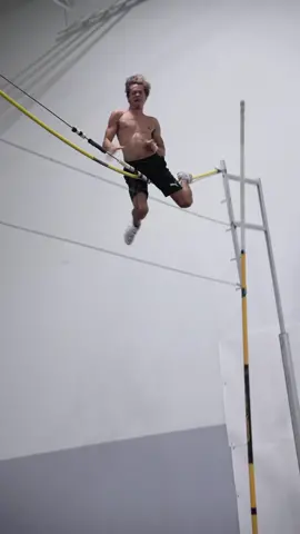 9-1-1 We got a tweener! 🚨  #risepolevault #polevault #risehigher #polevaulting 