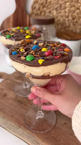 Tiramisu m&m’s Ingrédients : •360g de mascarpone •3 œufs •2c.s de sucre •2c.soupe de beurre de cacahouète •de la pâte à tartiner au cacahouète •des m&m’s concassés •des biscuits cuillères 1/ Séparer les blancs des jaunes.  2/ Monter les blancs en neige dans un saladier puis dans un autre fouetter les jaunes avec le sucre. Ajouter le beurre de cacahouète, continuer à fouetter. 3/ Ajouter le mascarpone, fouetter toujours afin d’obtenir une crème onctueuse et homogène.  4/ Dans des verrines, ajouter une couche de crème mascarpone aux cacahouètes. 5/ Déposer des biscuits cuillères trempés dans du lait, une couche de pâte à tartiner aux cacahouètes puis des m&m’s concassés.  6/ Ajouter une seconde couche de crème mascarpone, de pâte à tartiner et enfin des m&m’s concassés. Réserver au frais 3 heures minimum et servir !  #cuisine #pourtoi #patisserie #tiramisu #food #recettefacile #recetteitalienne #chocolat #bakingtiktok #cuisinerapideetfacile #recettefacile #recettesimple #recettedecuisine 