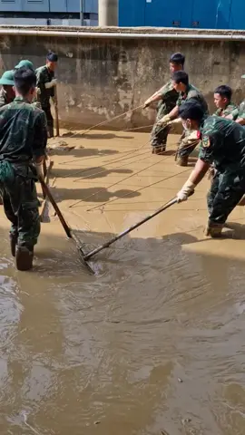 các a bộ đội hỗ trợ bà con khắc phục bão lũ😍 #bộđội #bãoyagi2024 #yênbái 
