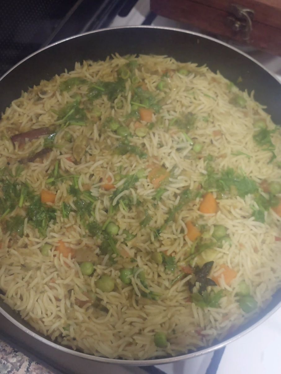 Simple Pulao 💛 recipe⬇️ - garam masala  - green chilli ginger garlic paste  - salt -tomato paste  -garam masala  -chicken masala  -red chilli powder  -soaked rice -mix veg -water - coriander  #pulaorecipe  #hand  #cooking  #Foodie  #Recipe #tiktokviral #simple 