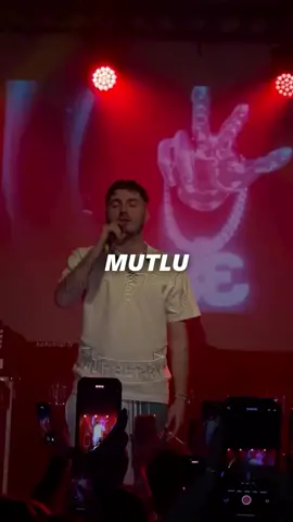 Zehirli bir güle ben âşık oldum, bana acımadı ö*ldürdü dikenleri. #turkcerap #türkçerap #fyp #lyrics #kesfet #blok3 