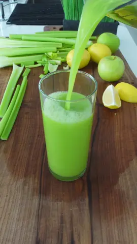 The benefits of celery juice 👍 #health #nutrition #detox #healthylifestyle #juicing 