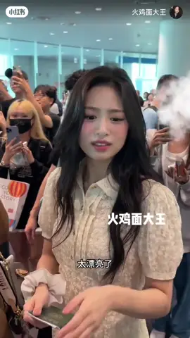 Because staff doesn't allow to receive anything other than letters, after seeing OP's gift, AHYEON said to OP in Chinese which stf doesn't understand, 'Give it to me secretly later!' AHYEON is a good girl who will never disappoint her fans!💝 #AHYEON #아현 #JUNGAHYEON #정아현 #BABYMONSTER #베이비몬스터  #AIRPORT #GIFT #FANS #MONSTIEZ #sweetmoments 