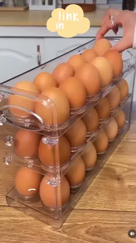 Esse Porta Ovos de 3 andares é tudo! Com espaço para até 30 ovos e um dispenser rolante, ele traz organização e praticidade para a sua cozinha. Perfeito para quem adora ter tudo em ordem e ainda dá um charme na geladeira! Comenta 